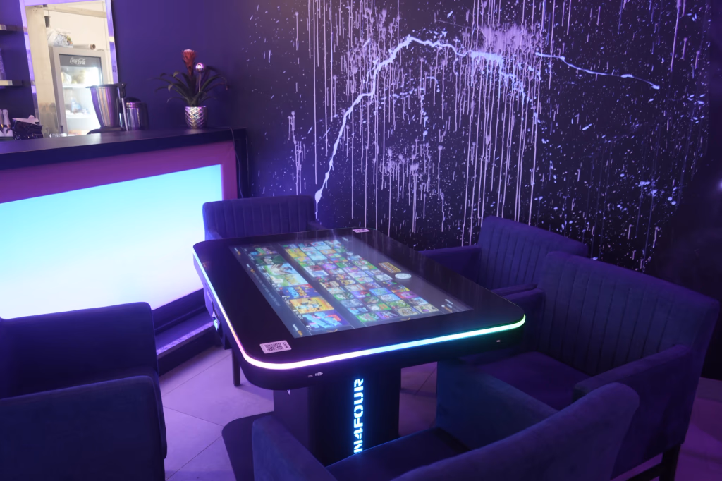 Moon Cafe Bar Lounge Hannover Garbsen Ambiente mit Spieltisch